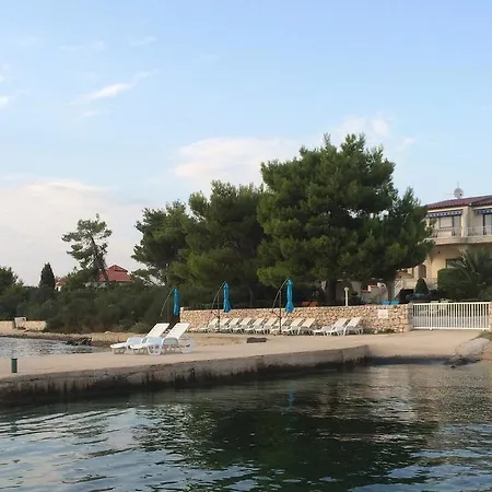 Double 13654a Guest house Pirovac