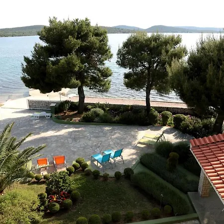 Guest house Double 13654a Pirovac